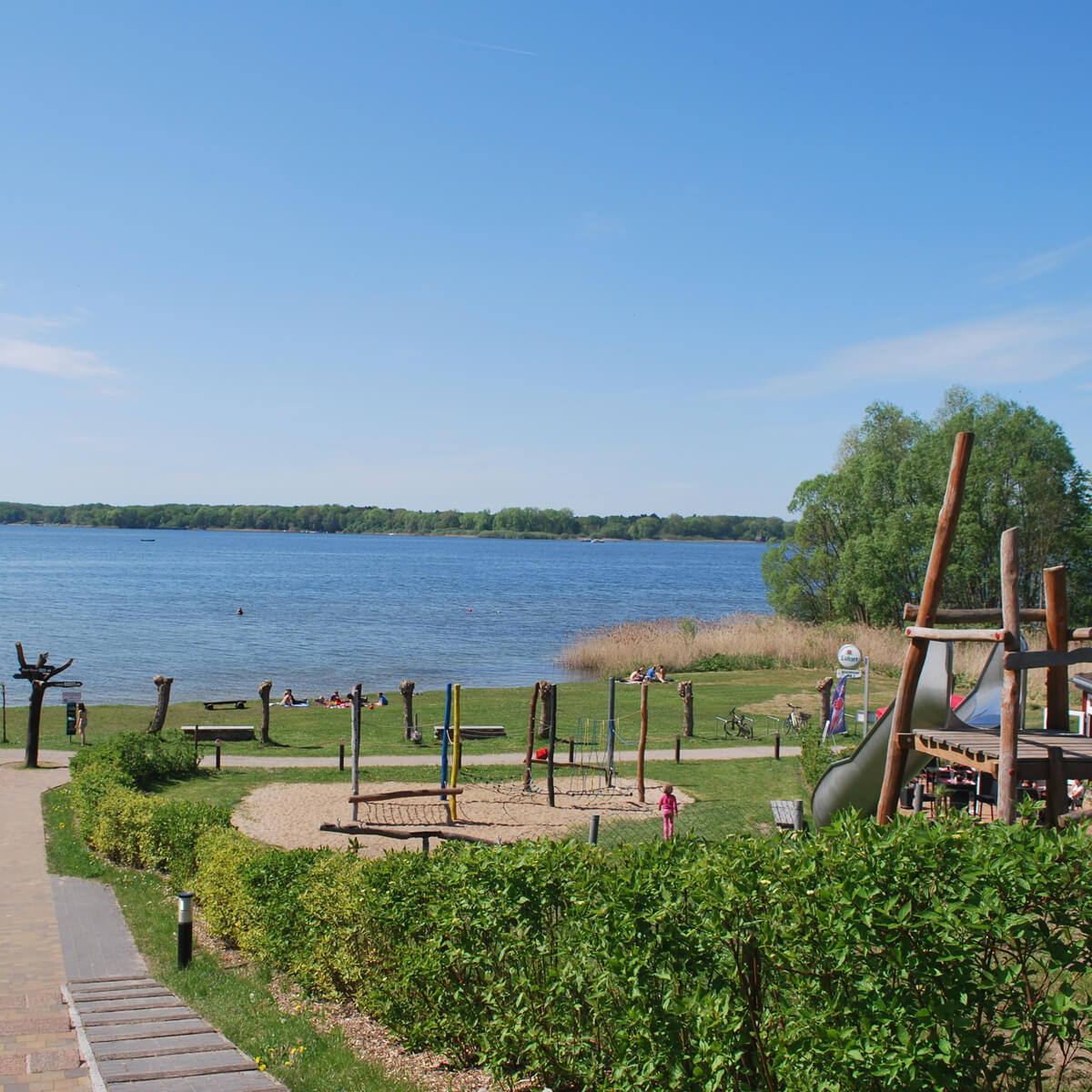 Familienfreundlicher Badestrand mit Spielplatz am Plauer See in Mecklenburg-Vorpommern