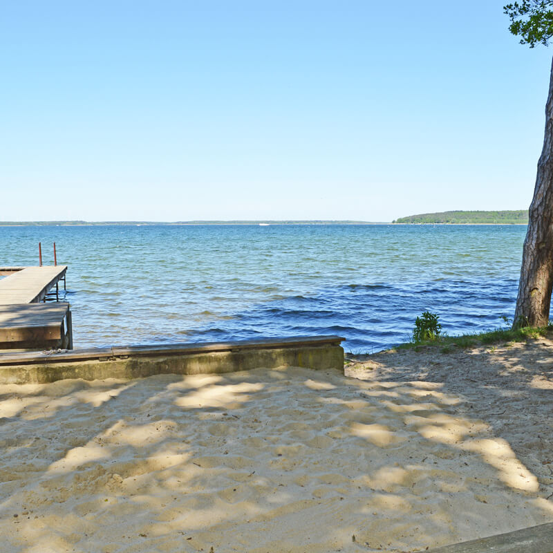 Badestelle am Plauer See mit Sandstrand und Steg – ideal zum Schwimmen und Entspannen