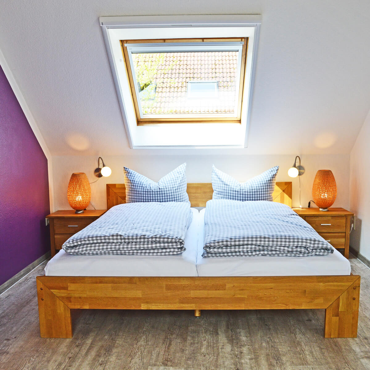 GemĂĽtliches Schlafzimmer im Dachgeschoss des Ferienhaus Fox Lenz mit Doppelbett und Dachfenster