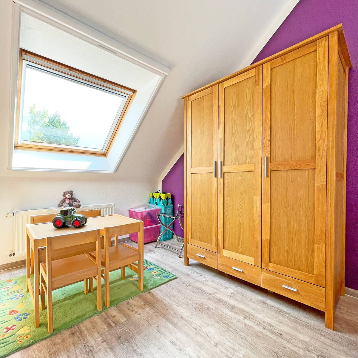 Kinderzimmer im Ferienhaus Fox Lenz mit Holzschrank, Spieltisch und Dachfenster
