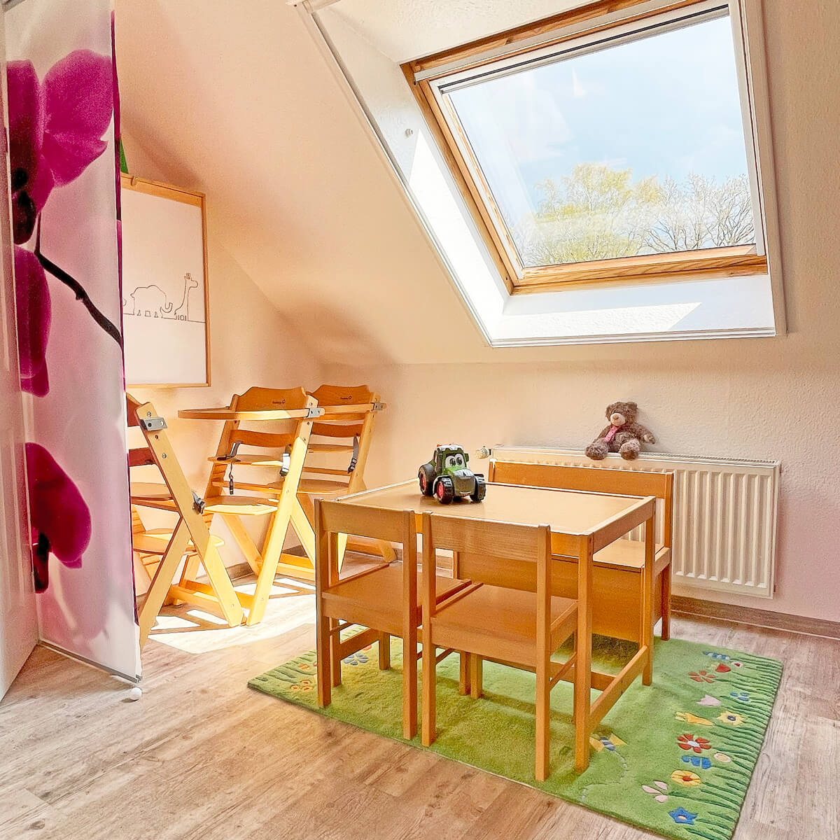 Spielzimmer im Ferienhaus Fox Lenz mit Kindertisch, StĂĽhlen und Dachfenster