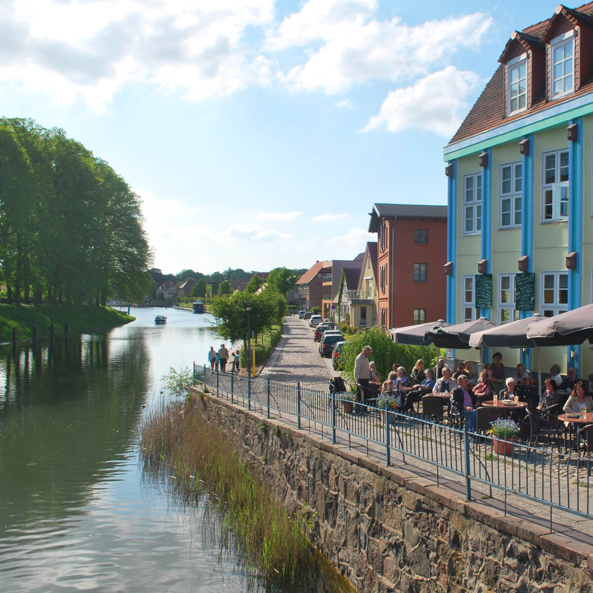 Hafenpromenade mit Caféterrasse in Plau am See – Urlaub in Mecklenburgische Seenplatte genießen