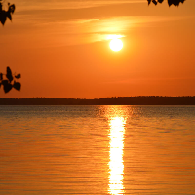 Sonnenuntergang am Plauer See mit goldener Spiegelung im Wasser