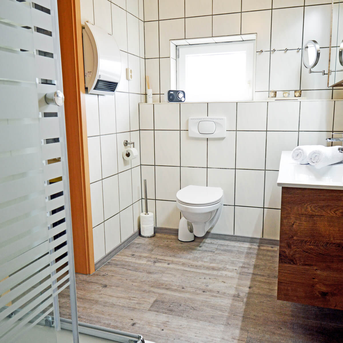 Modernes Bad im Ferienhaus Fox Zislow mit Dusche, WC und Waschbecken