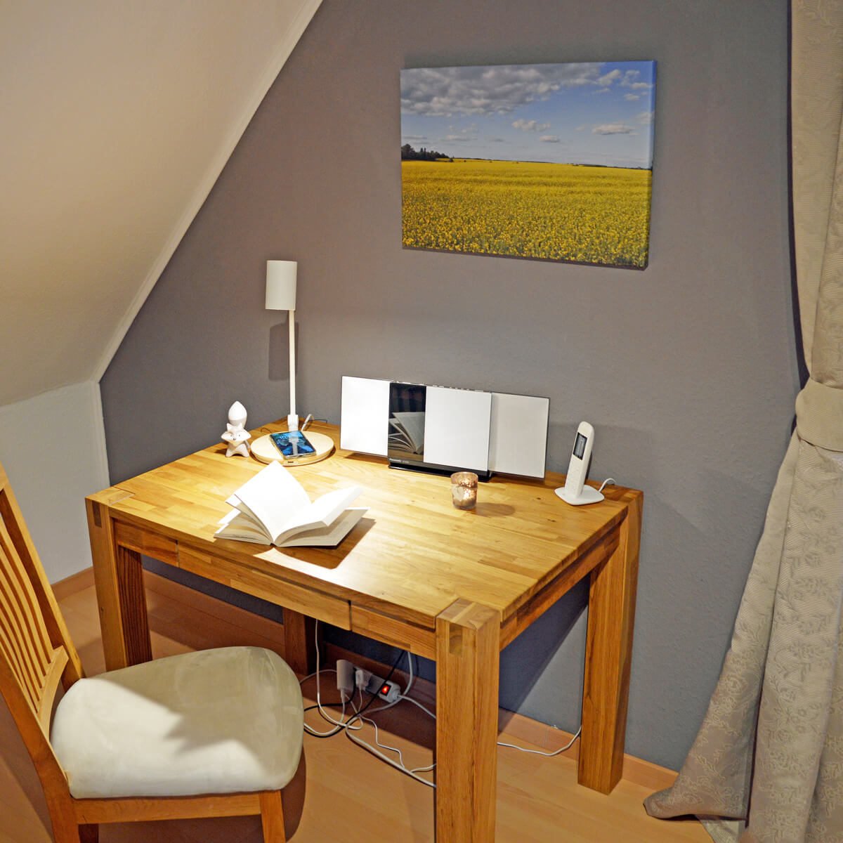 Heller Arbeitsplatz im Ferienhaus Fox Zislow mit Schreibtisch und Leselampe