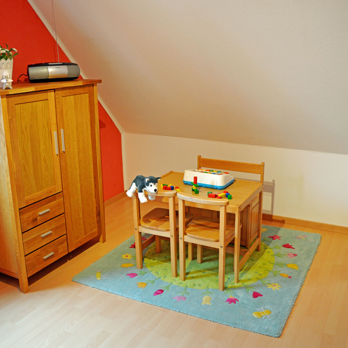 Kinder-Spielbereich im Ferienhaus Fox Zislow mit Tisch, Stühlen und Spielzeug